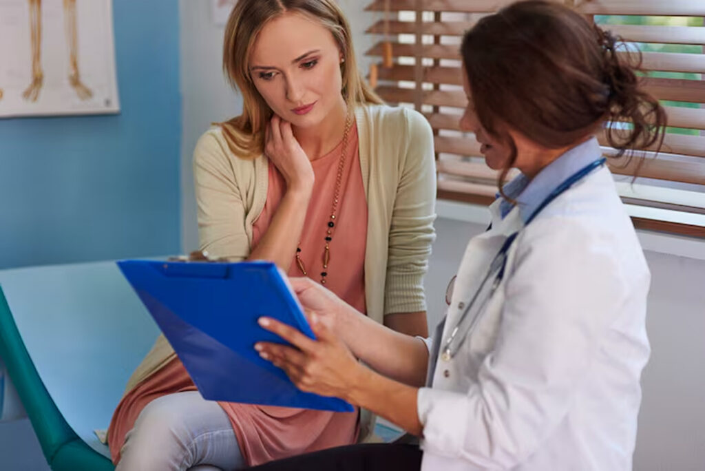 Patientin im Gespräch mit einer Ärztin.