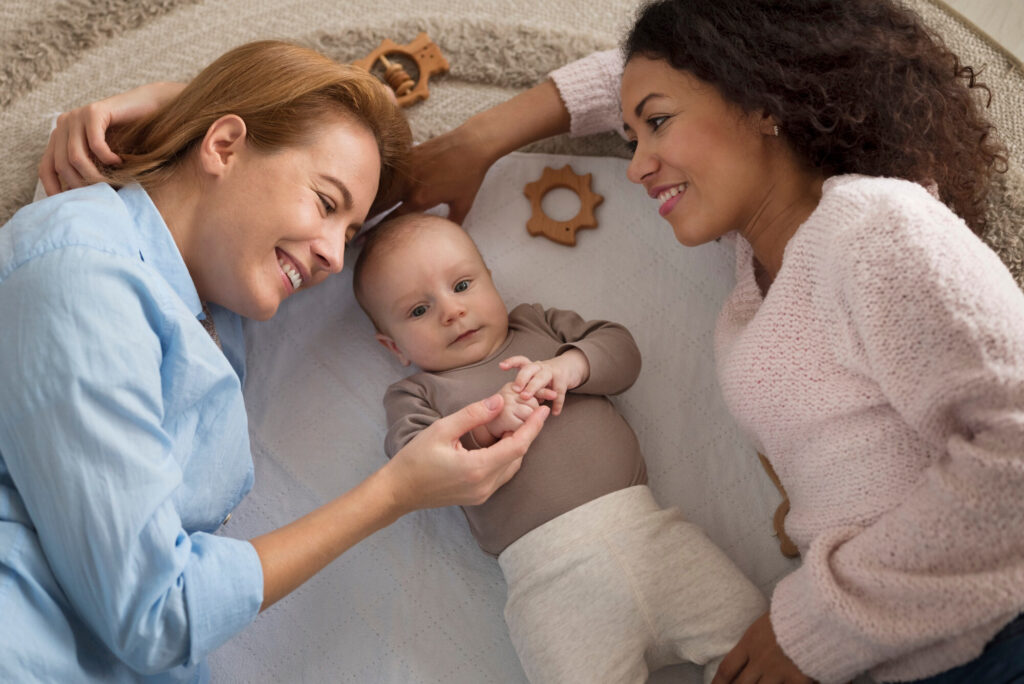 Zwei Frauen mit einem Baby.