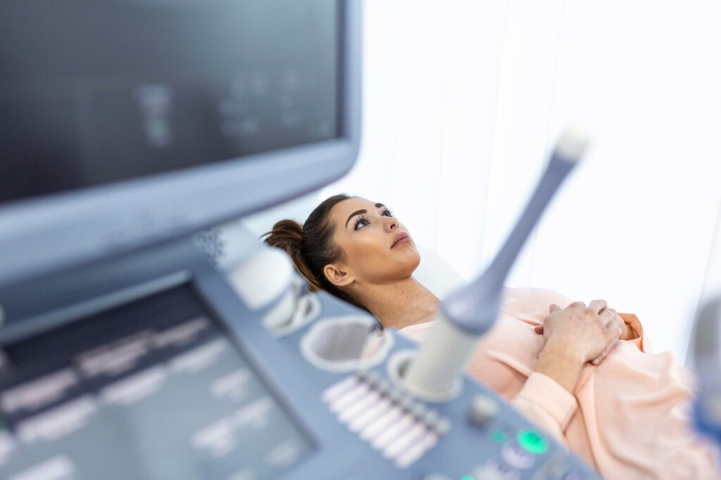 Patientin bei einer Ultraschalluntersuchung.